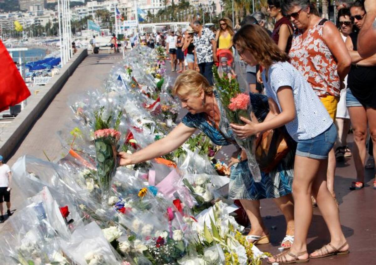 Familiares de víctimas y demás personas ponen flores en conmemoración de las víctimas del atentado en Niza. AP Claude Paris