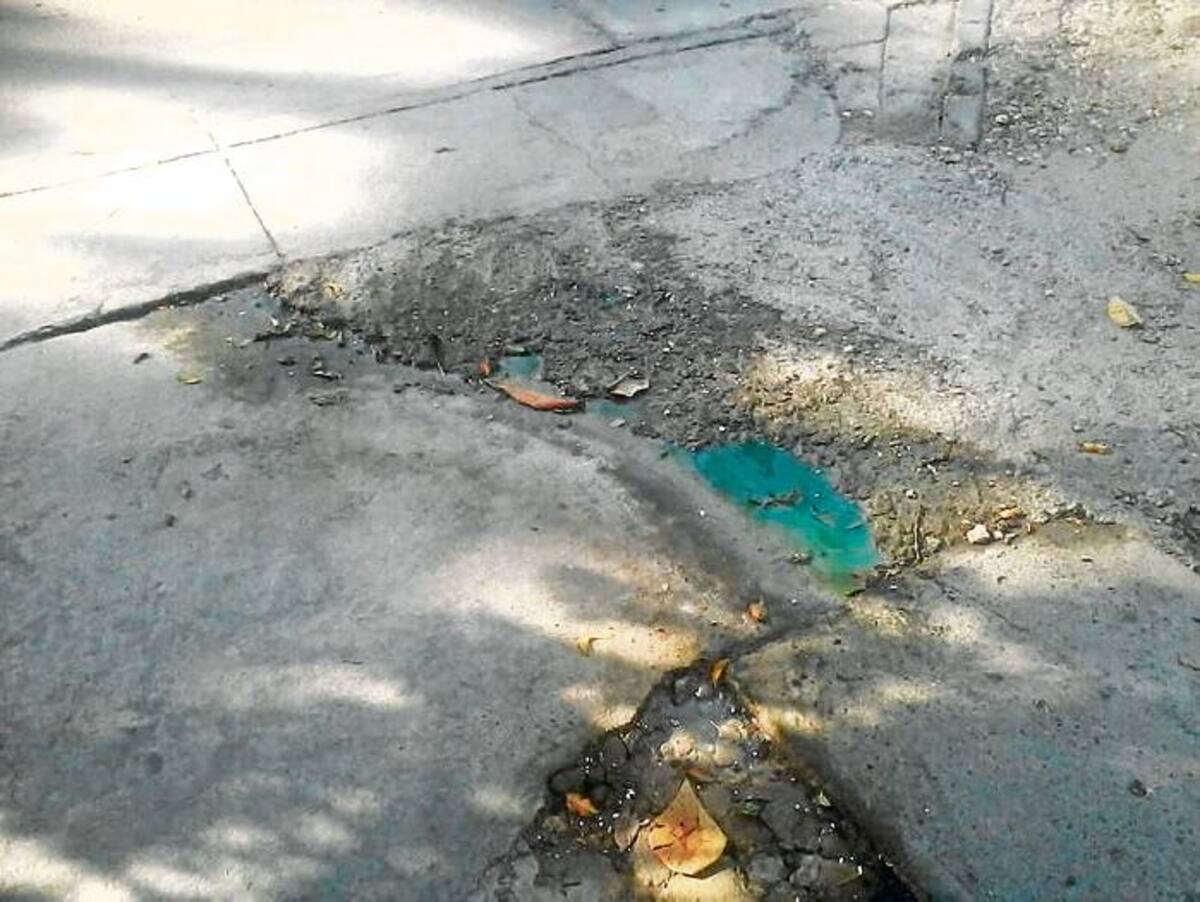 El agua que sale del establecimiento tiene molestos a los vecinos del Edificio Galicia. EL UNIVERSAL