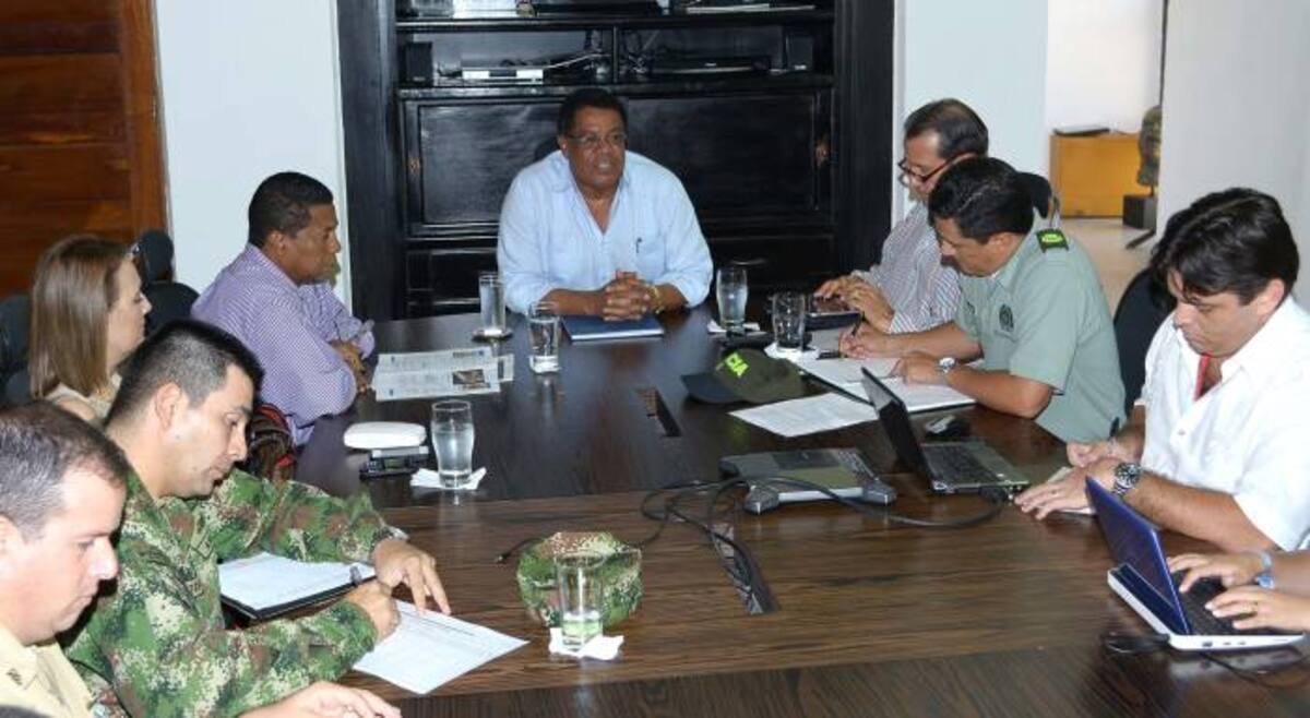 Al Consejo de Seguridad celebrado en el despacho del alcalde, Campo Elías Terán Dix, asistieron además del Sub Comandante de la Policía Metropolitana, el Comandante del Batallón de Infantería de Marina, Bafim 2, coronel Rogelio Botero Cortez, la Directora Seccional de Fiscalía Iveth Cecilia Hernández, el Secretario del Interior Nausicrate Pérez Dautt y personal de la Fuerza Naval del Caribe. CORTESIA