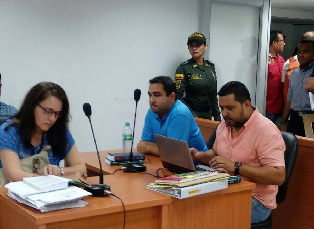 Olimpo Vergara (camisa azul), en compañía de su abogado, Miltón Flórez Villareal. Oscar Díaz// El Universal