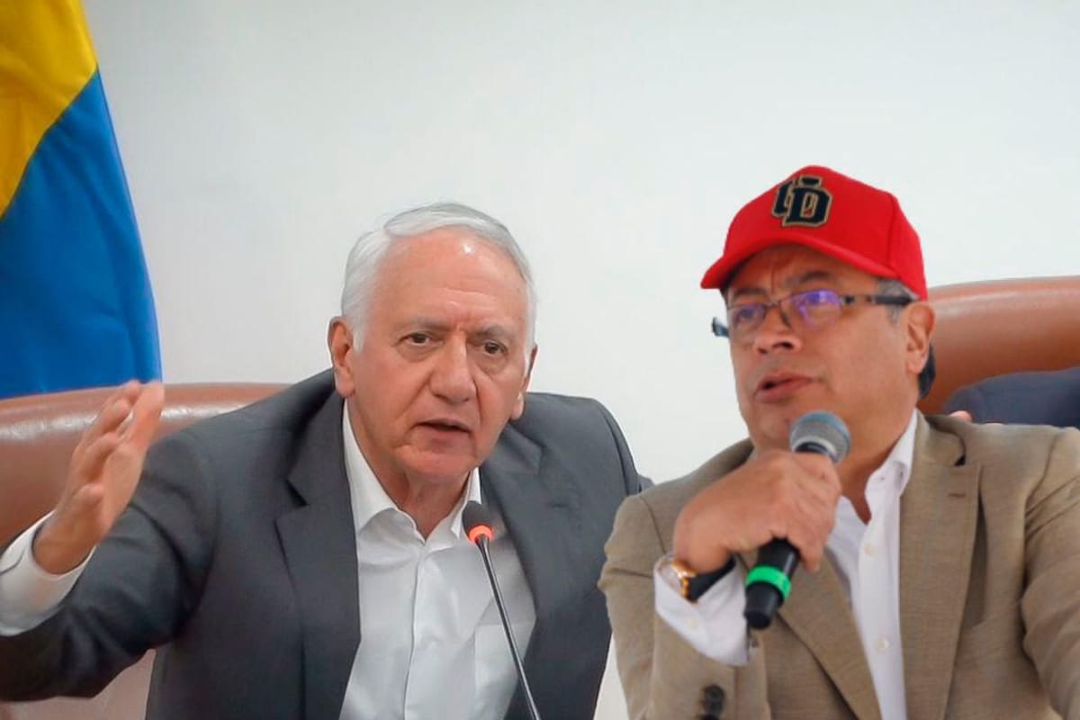 Presidente Petro defiende a Minsalud por declaración sobre las UCI