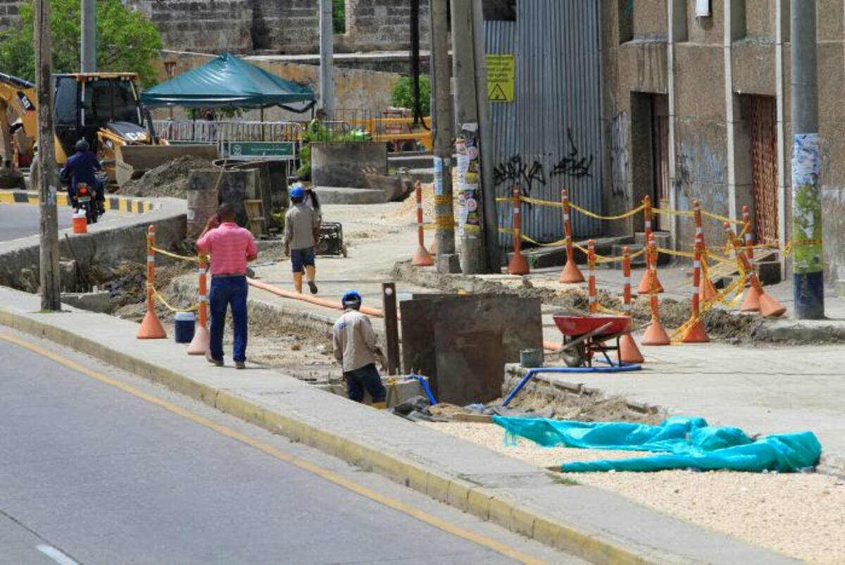 El cierre de un tramo de la avenida Luis Carlos López irá hasta finales de octubre. Julio Castaño