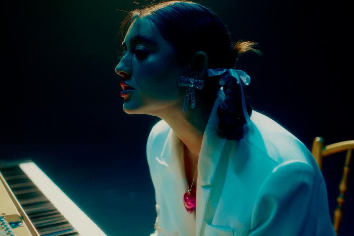 Con “2 extraños”, Pau Mor, explora su lado más sensible