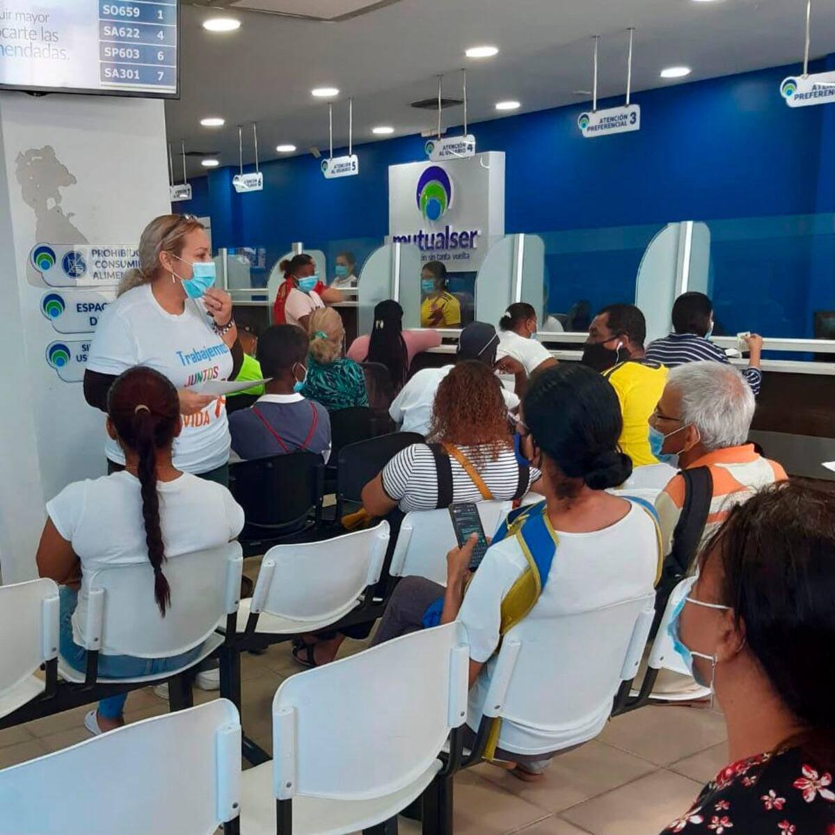 Liliana García, Trabajadora Social, en la sala de espera de la sede de atención al usuario de Mutual Ser EPS (Ronda Real), quien realizó charlas psicoeducativas sobre la prevención del suicidio y la importancia de combatir el estigma.