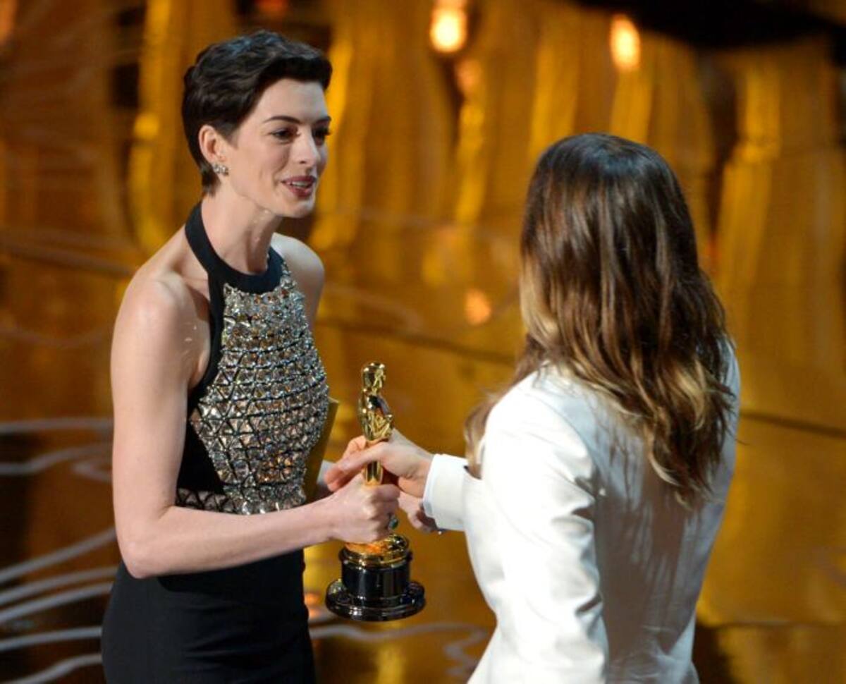 Jared Leto recibiendo el premio Oscar de manos de Anne Hathaway. AP John Shearer