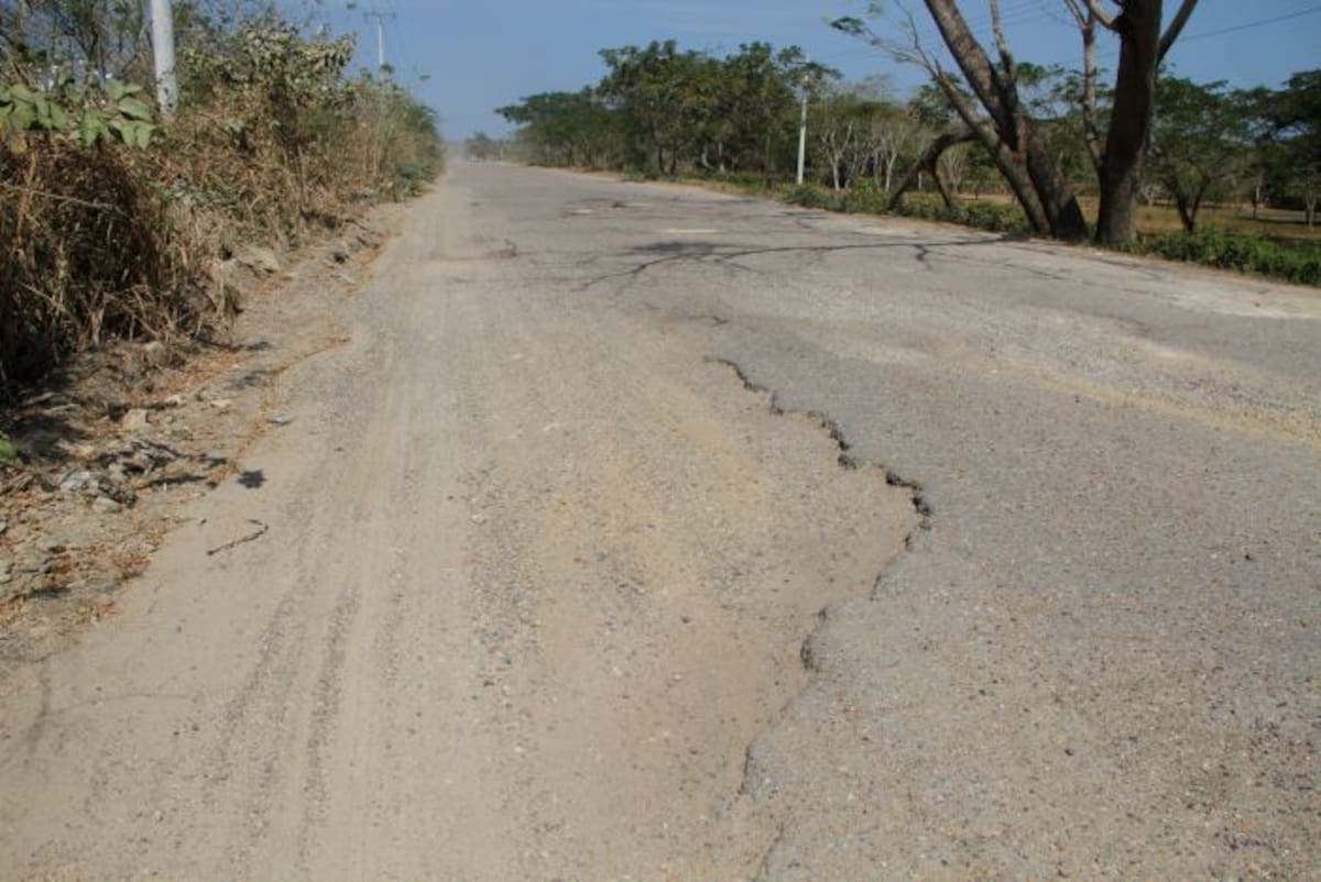 La vía que une al Anillo Vial con La Cordialidad, pasando por Pontezuela y Bayunca, está en pésimo estado. Óscar Díaz