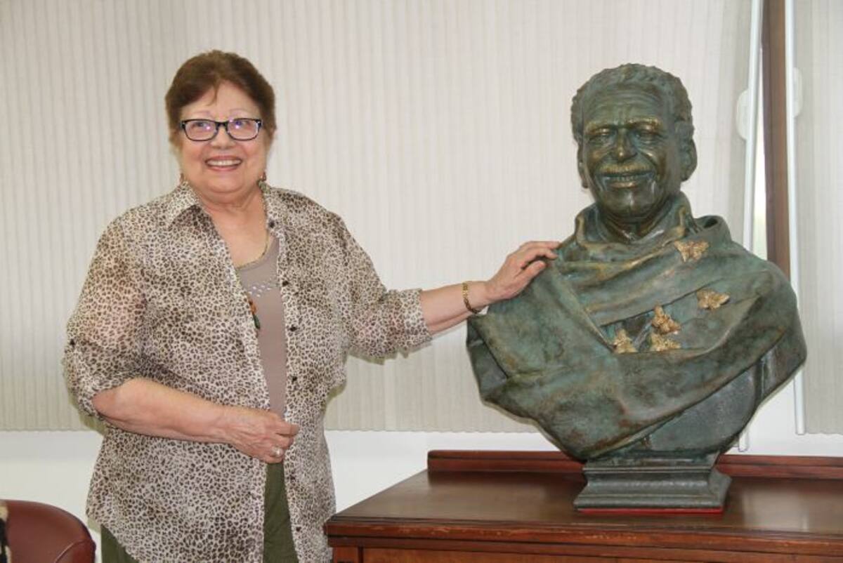 Aída García Márquez junto al busto del escritor forjado por Óscar Noriega. Zenia Valdelamar-El Universal