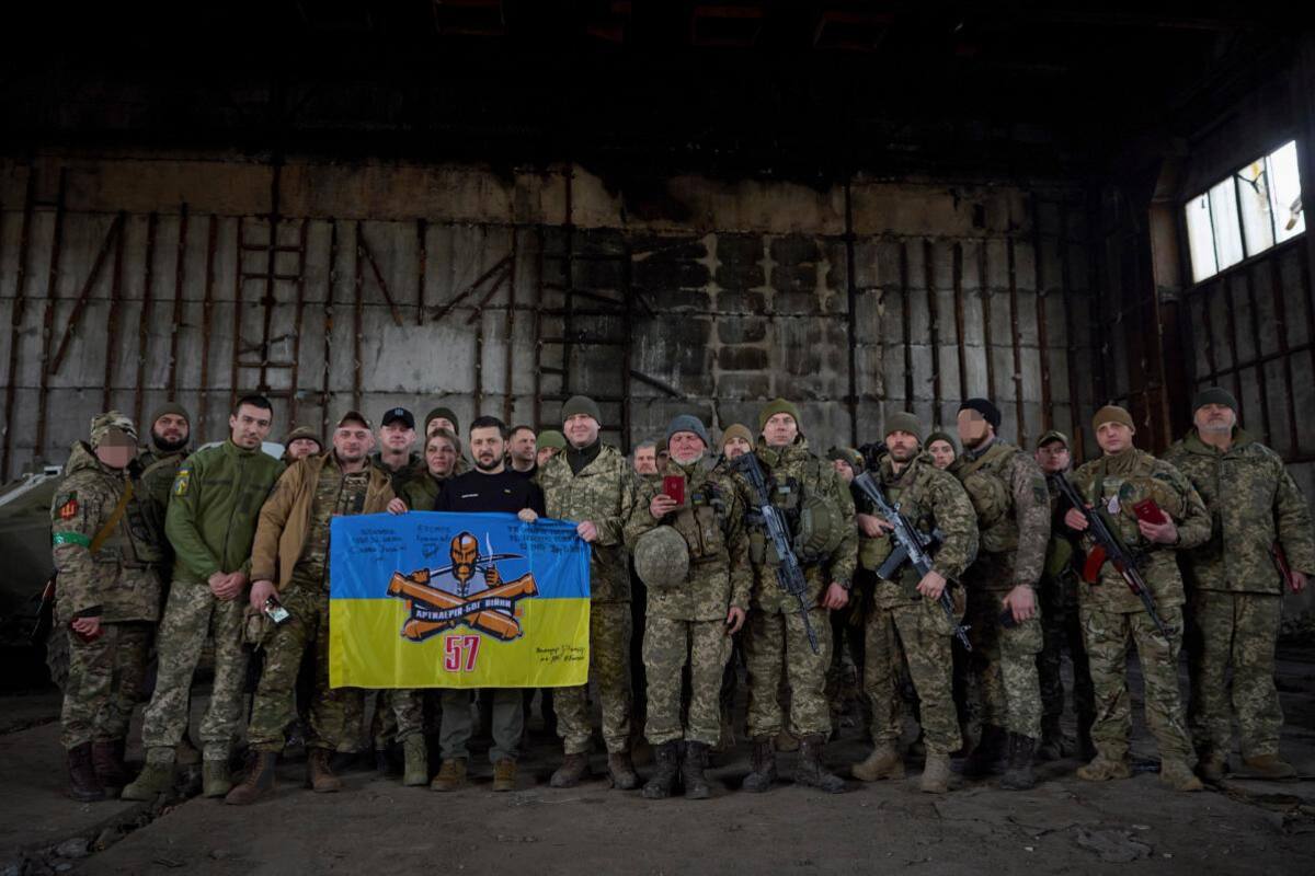 Zelenski visitó por tercera vez el frente de guerra en Ucrania