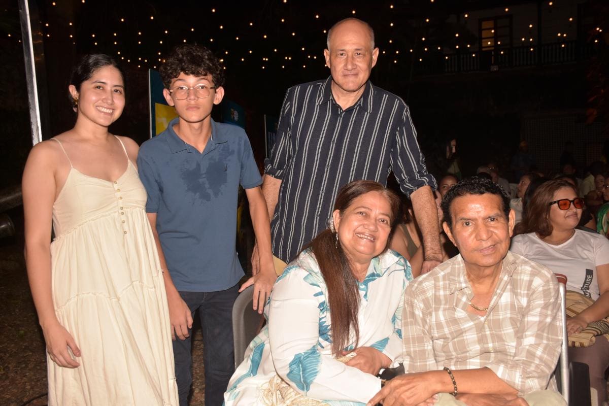 María Lozano, Manuel lozano Jr. y Manuel Lozano; sentados, Rocío Bernate y Manuel Reyes.