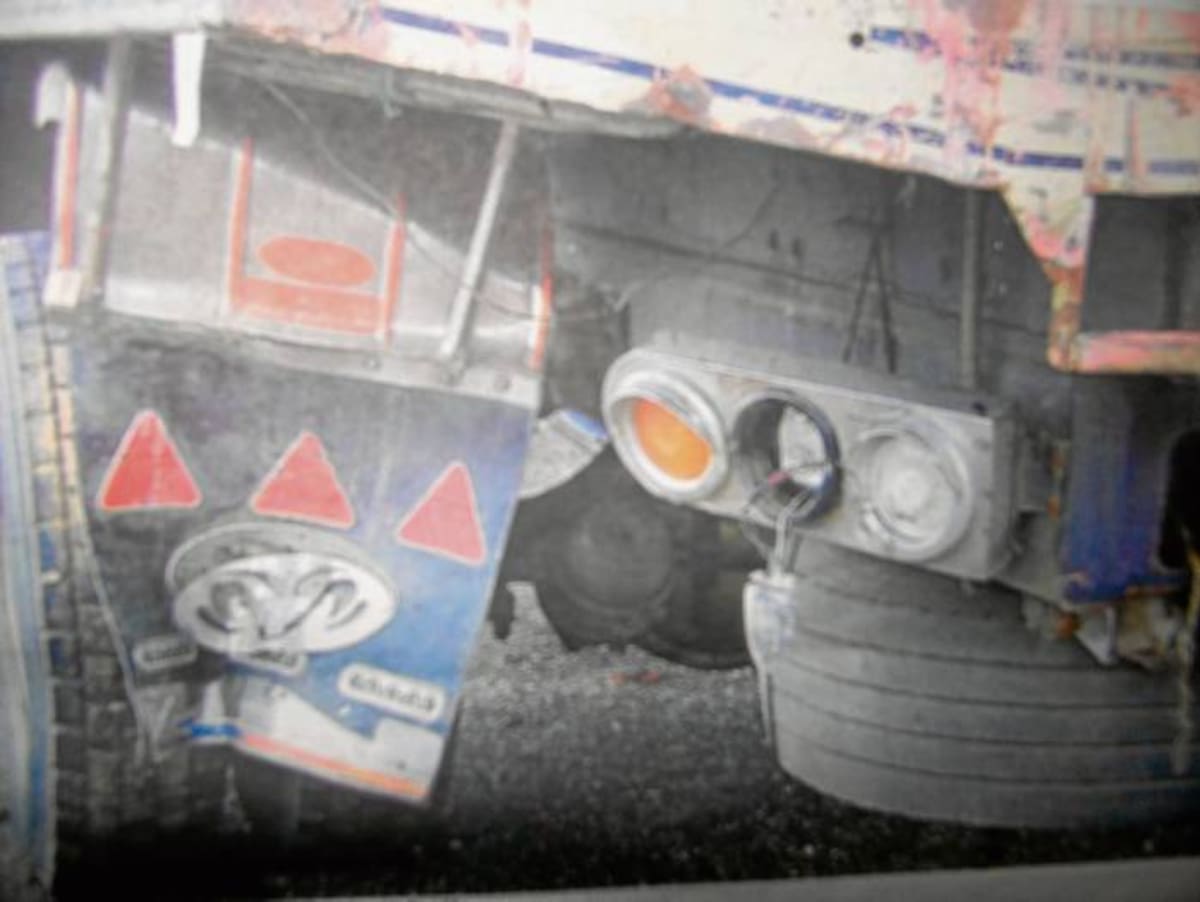 El vehículo que estaba parqueado a la orilla de la carretera no tenía señalizaciones.