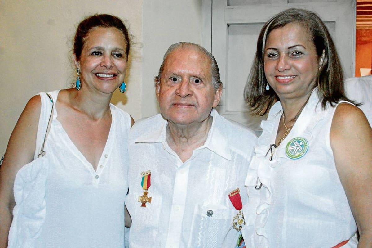 Patricia Martínez Lloreda; el homenajeado, Rodolfo Martínez; y Delcy Gil. Dagoberto Cabarcas - El Universal
