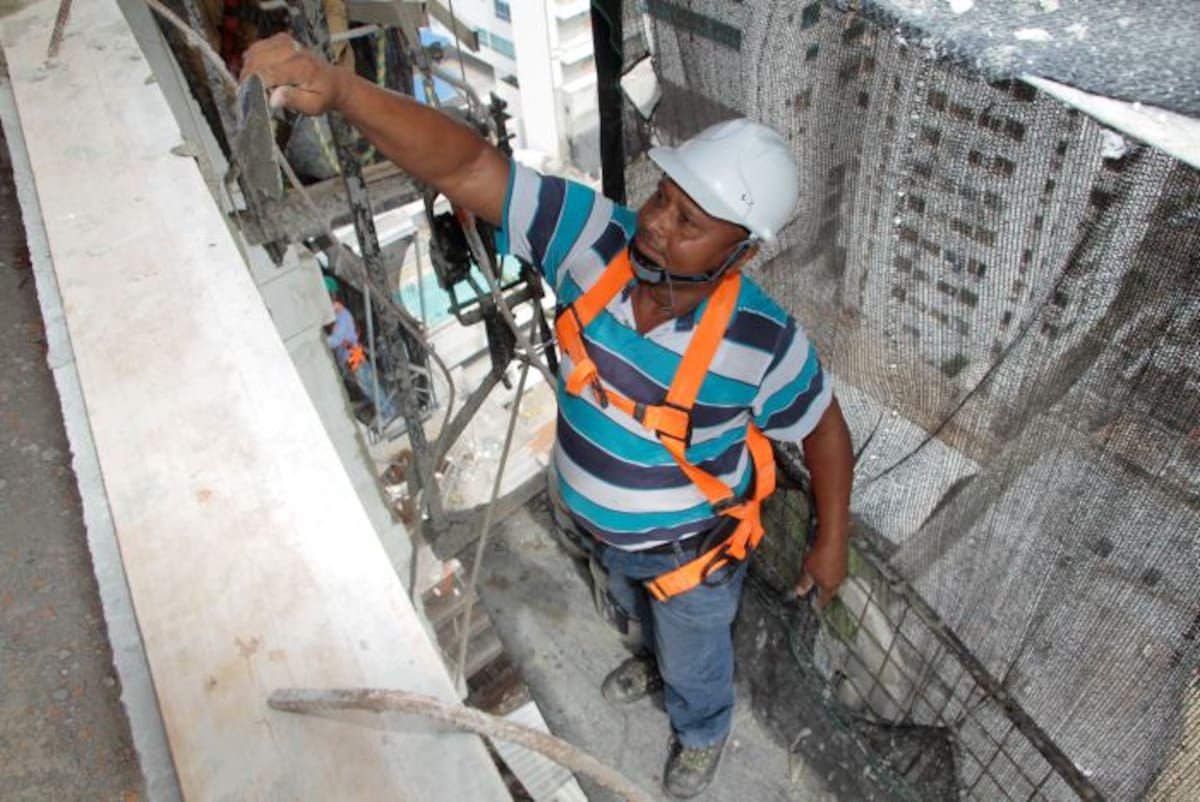 Los obreros que realizan la mampostería externa de los edificios son claves para lograr un trabajo de calidad. Su seguridad es prioridad en las grandes obras. Luis Eduardo Herrán - El Universal