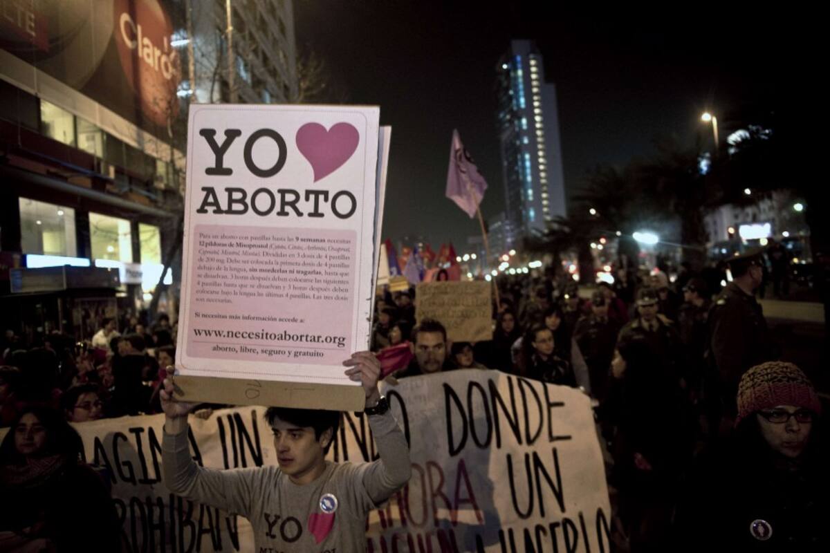 Simpatizantes del aborto marchan con carteles en Chile AFP MARTIN BERNETTI