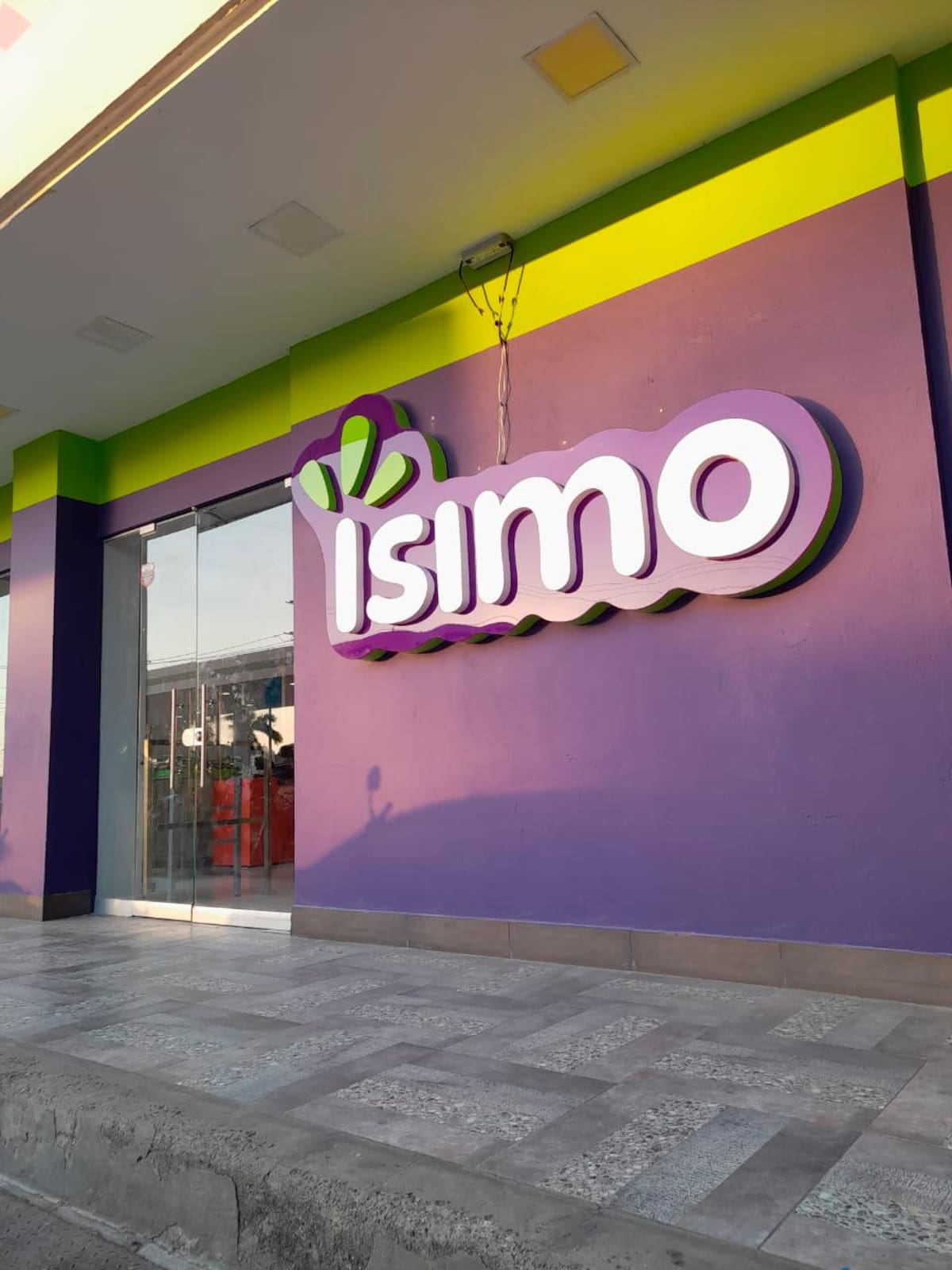 Ísimo, Ara y D1 mantienen una ardua competencia por dominar el mercado de las tiendas de bajos precios en el país. // EL UNIVERSAL
