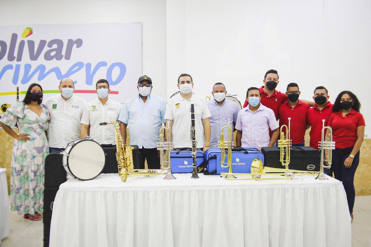 Dotación de instrumentos a ganadores del Festival de Bandas