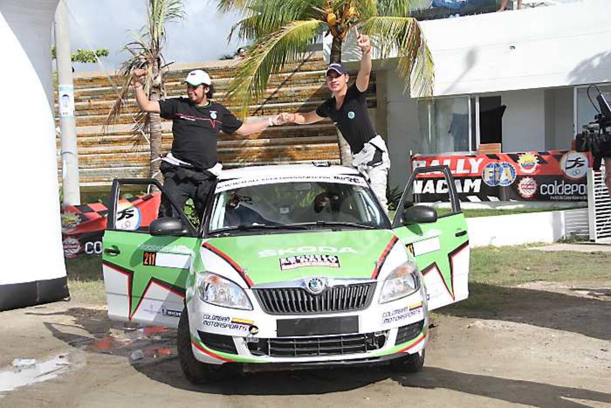 El piloto bogotano Nikolás Bedoya, derecha, y su copiloto Ricardo Abello festejan su triunfo en el Rally Nacam Championship que se cumplió el fin de seman en Cartagena., Óscar Díaz Acosta-El Universal