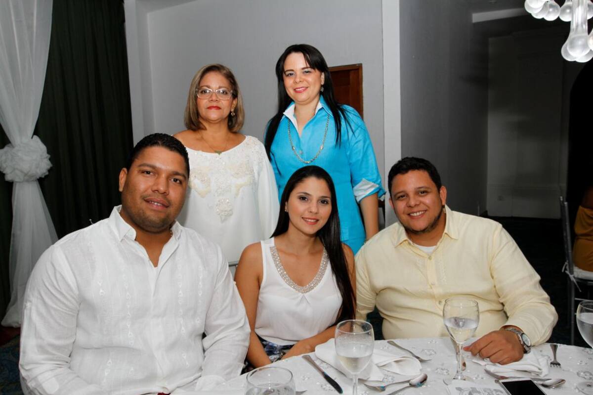De pie: María Cristina Theran y Liseth Theran; sentados:Jorge Consuegra, Sheila Arana y Cristian Ávila.