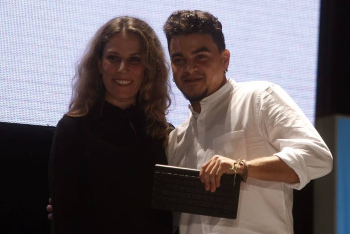 El periodista hondureño Germán Andino (d) recibe el premio en la categoría Innovación por el trabajo "El hábito de la mordaza" en el medio mexicano El País hoy, viernes 29 de septiembre de 2017, en Medellín (Colombia), durante la entrega del Premio Gabriel García Márquez de Periodismo Iberoamericano. AFP