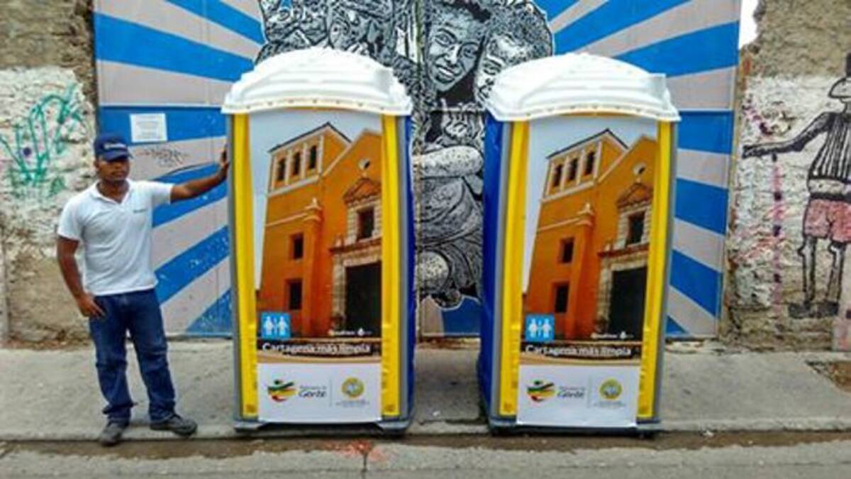 Así, con adhesivos del lugar donde estén, se verán baños portátiles en diciembre. //Cortesía.