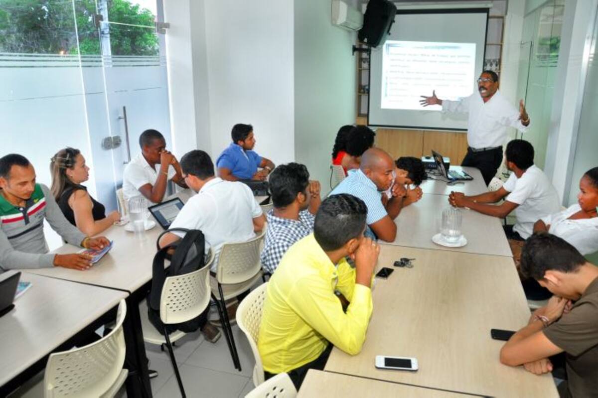 El director de la Corporación Policlínica León XIII, Carlos Castillo, invitó a los jóvenes a participar de la jornada. Cortesía
