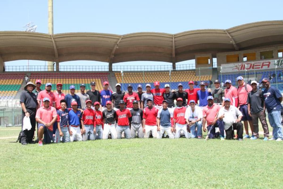 Grupo de jugadores colombianos y scouts que participaron en el Showcase en el estadio 11 de Noviembre. Óscar Díaz Acosta-El Universal