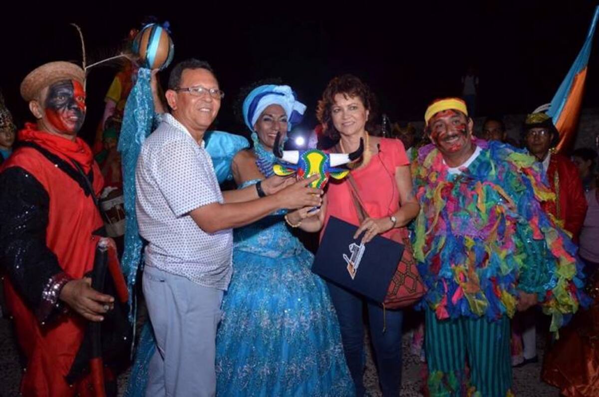 Carnaval de Barranquilla hizo entrega a las Fiestas de Independencia de Cartagena de la Máscara del Torito, símbolo de los festejos barranquilleros. Cortesía