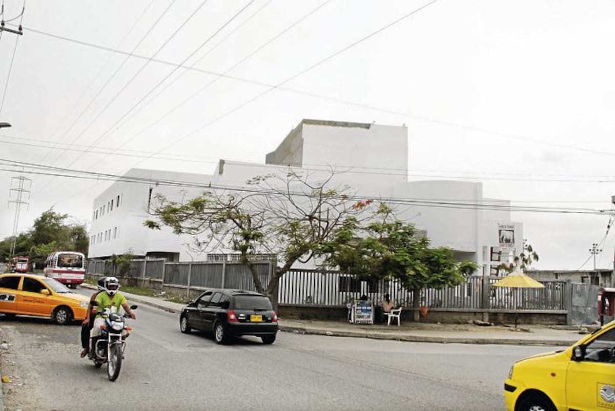 La comunidad de San Fernando espera la pronta puesta en marcha del hospital que tantos años duró con las obras inconclusas. Archivo