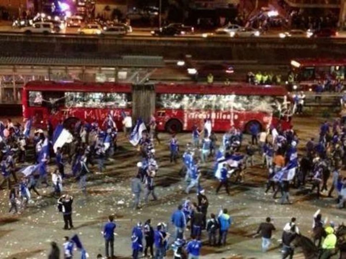 Con grafittis sobre un bus de Transmilenio, algunos hinchas de Millonarios 'celebraron' la consecusión de la estrella 14 al coronarse campeón de la Liga Postobón II. Colprensa