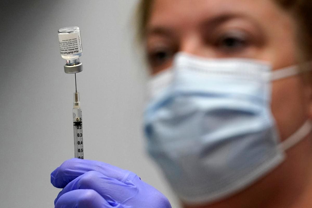 ¿Por qué Invima recomienda no aplazar a 12 semanas la segunda dosis de Pfizer?