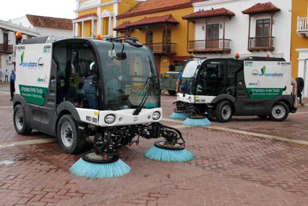 Las barredoras mecánicas están equipadas con cepillos móviles y mangueras de alta presión para limpiar avenidas, parques y plazas. Óscar Diaz.