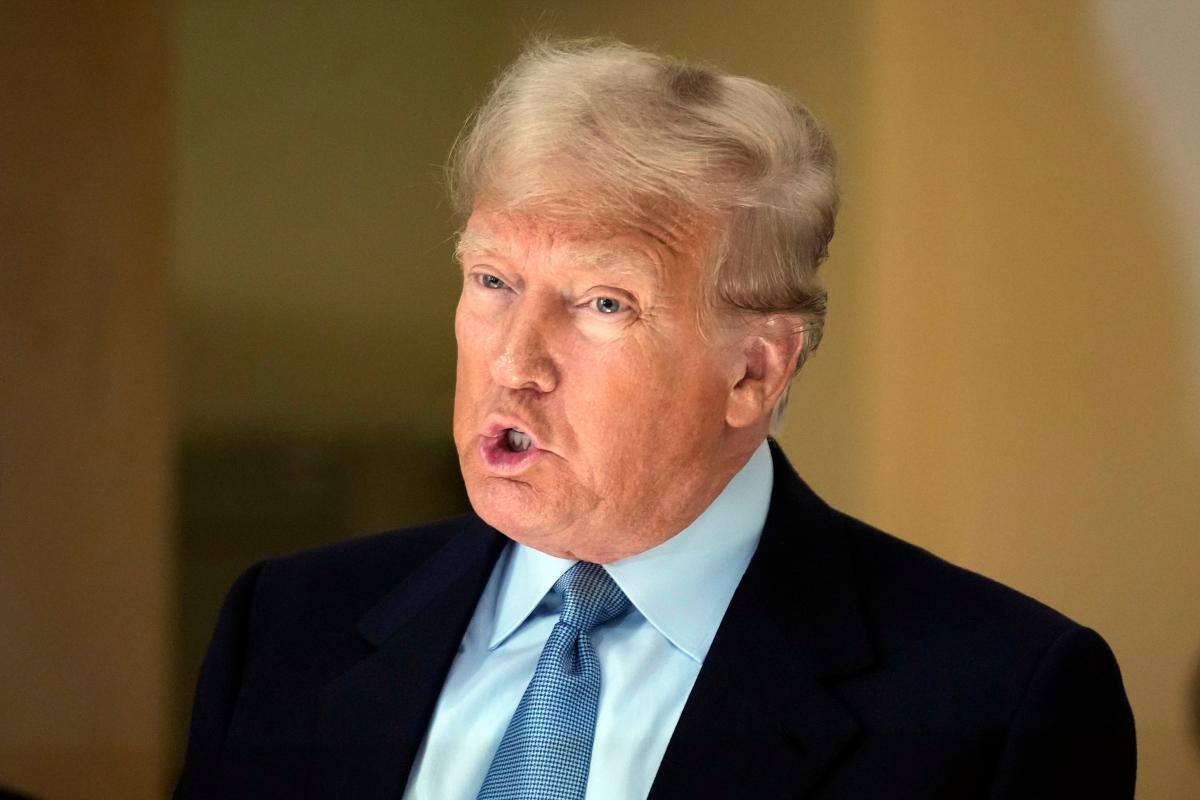 Arrestan a mujer por intentar acercarse a Donald Trump durante juicio en NY
