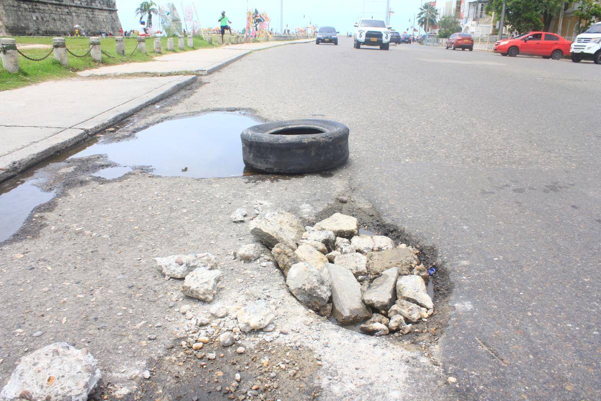 La Avenida Rafael Nuñez también presenta múltiples huecos y baches // Foto: Julio Castaño - El Universal