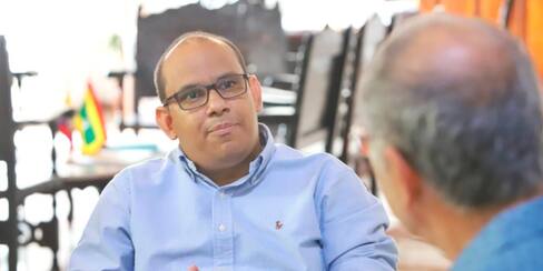 Alcalde William Dau entrevista a aspirantes a alcaldes locales