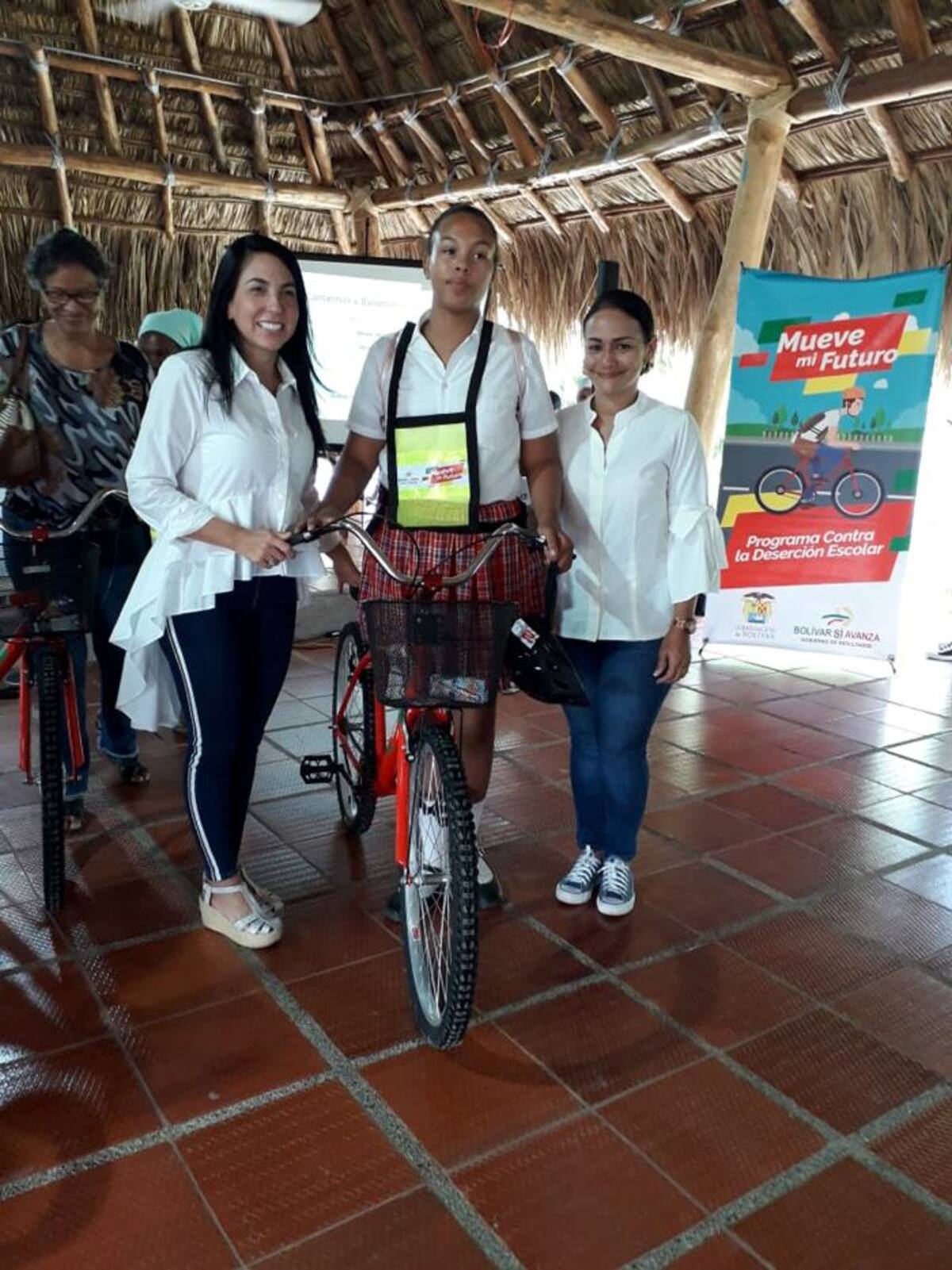Las bicicletas fueron entregadas por las gestoras sociales de Bolívar, Liliana Majana, y de Calamar, Leonor Reales, en el marco del programa “Mueve mi Futuro”. Lila Leyva Villarreal