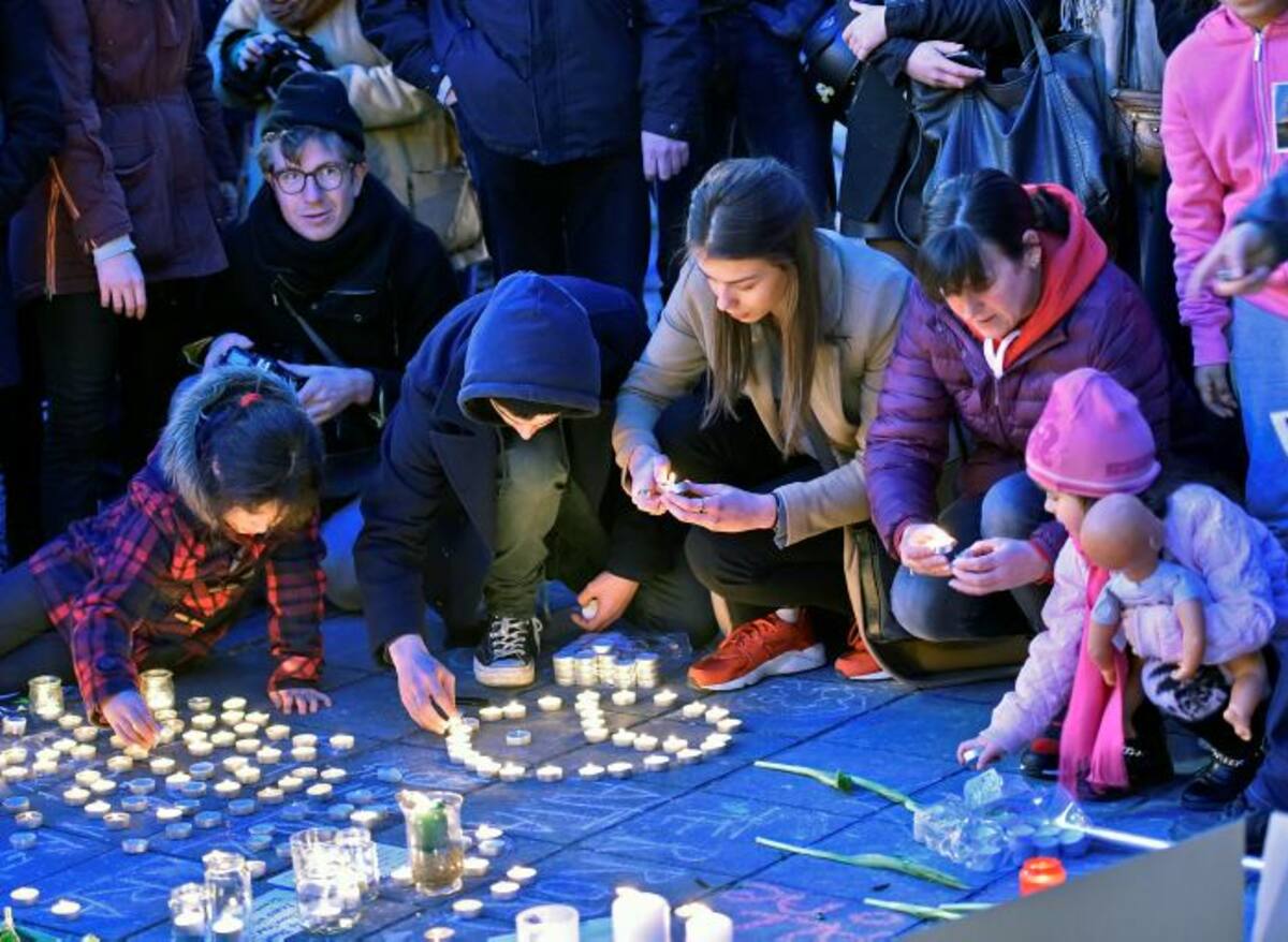 Personas rinden homenaje a las víctimas de los antentados en Bélgica. AP Martin Meissner