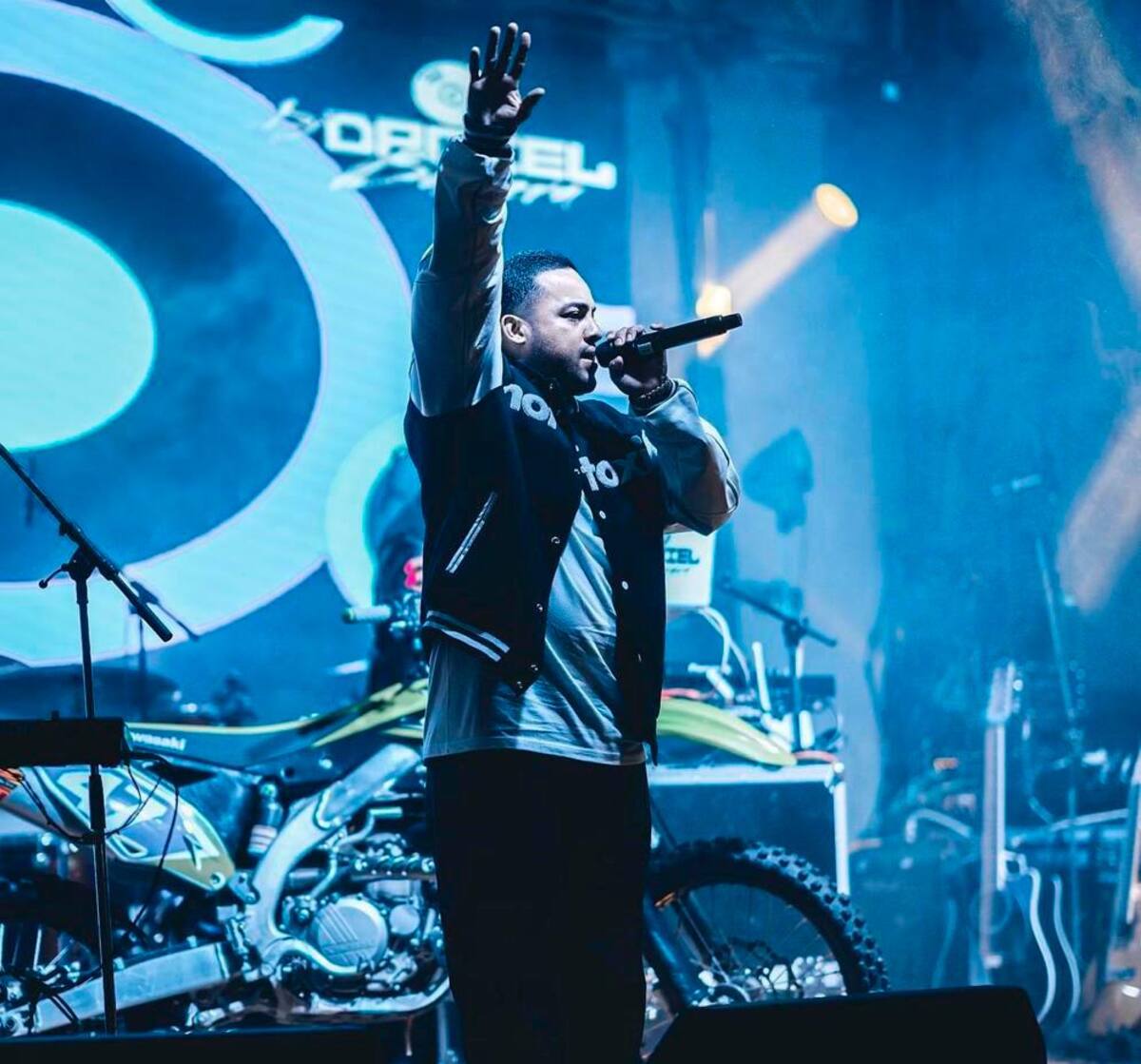 El joven talento de música urbana emergente Mario Meléndez e influencer de acrobacias, conocido como MU (MIU), estará en la apertura de los conciertos de Dragón Rojo, en California y Nueva York.