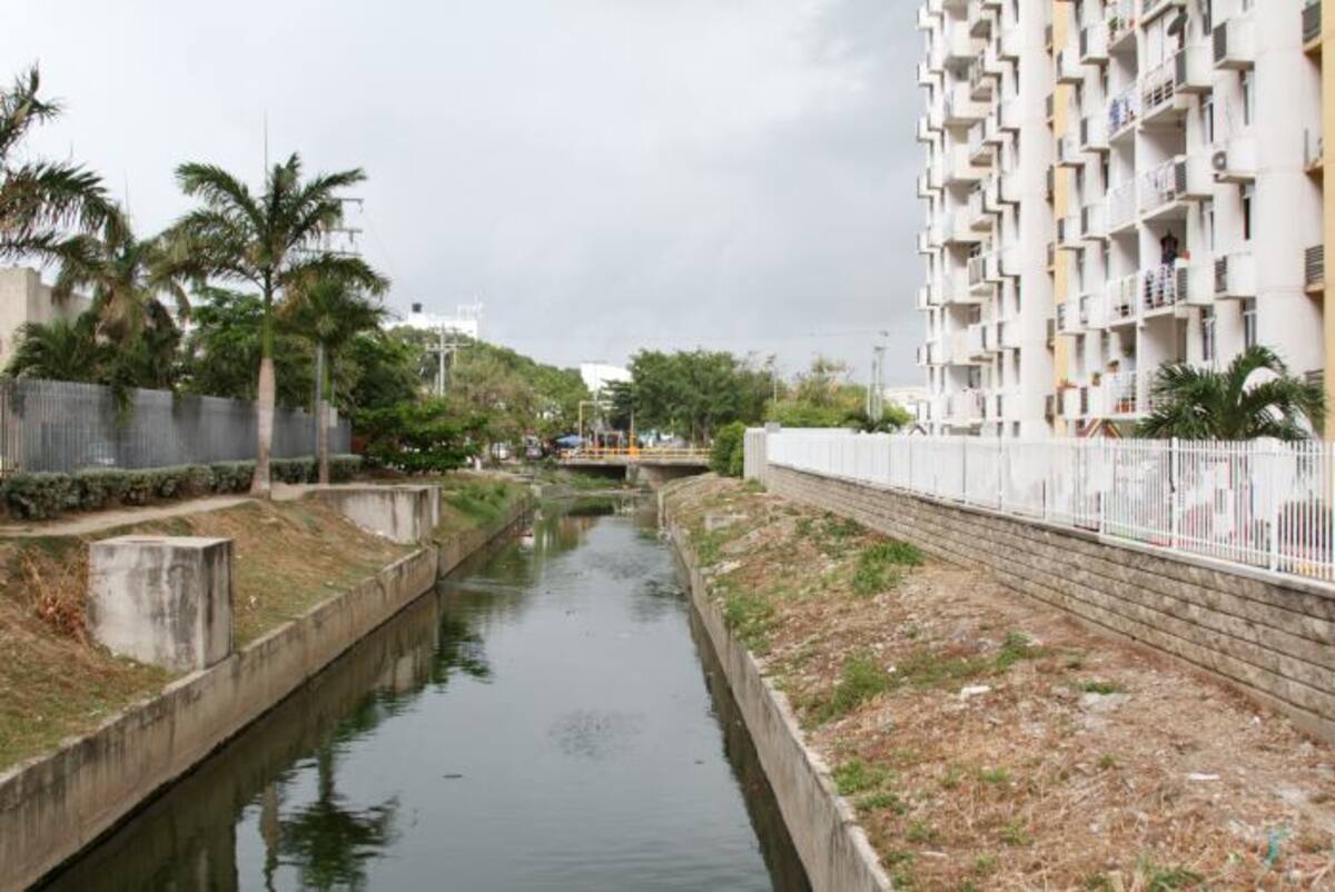 Estas aguas se estancan, se descomponen y producen malos olores y zancudos, que reducen la calidad de 1.500 apartamentos. foto luis eduardo herrán
