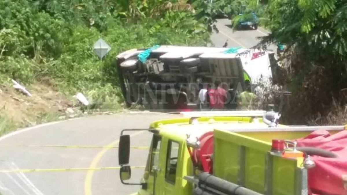 El bus en el que se transportaban los estudiantes quedó volcado en la vía. Lila Leyva.