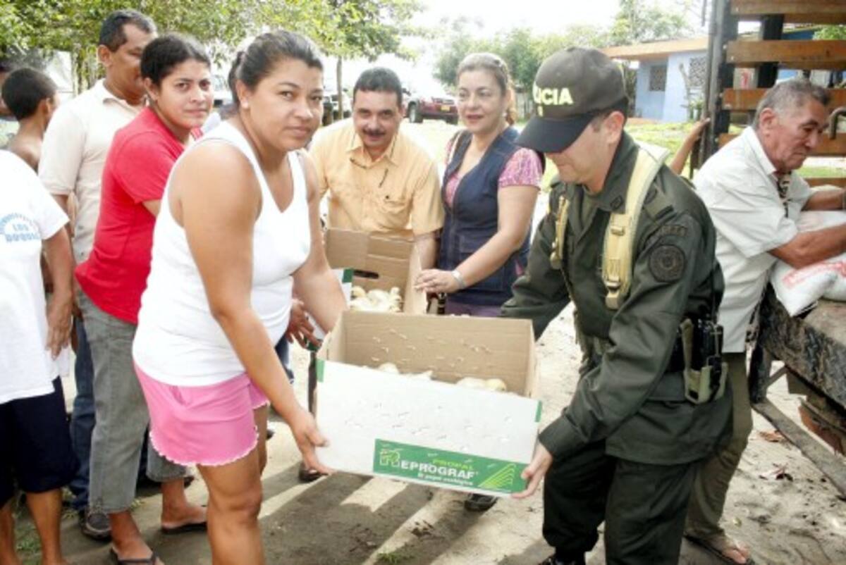 El director del Sena, Marcos Gómez Ordosgoitia acompañado del coronel Meyer Ibarra de la Policía, entregó insumos en Villa Angela para una unidad productiva. MANUEL SANTIAGO PÉREZ/EL UNIVERSAL/