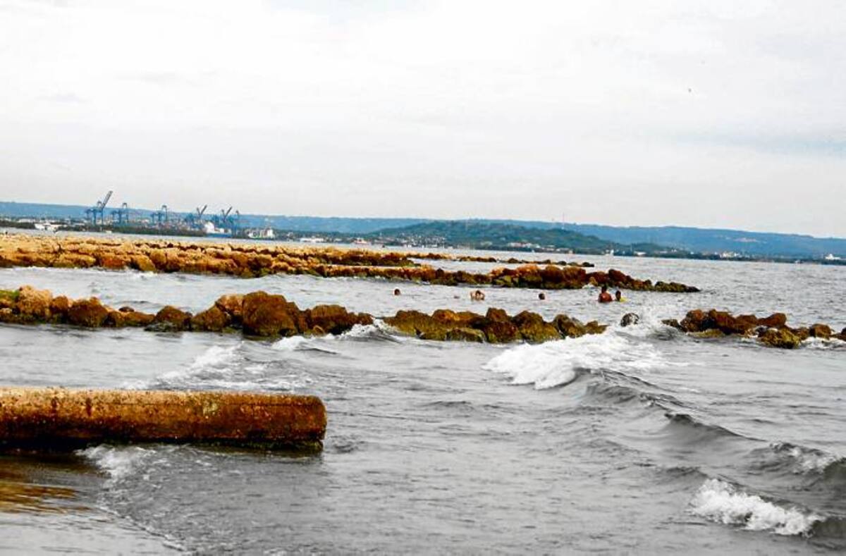 Todos los espolones del litoral marino de El Laguito deben ser reparados y mejorados, como parte del proyecto de recuperación costera del barrio. ZENIA VALDELAMAR-GENTE BAHÍA/EL UNIVERSAL