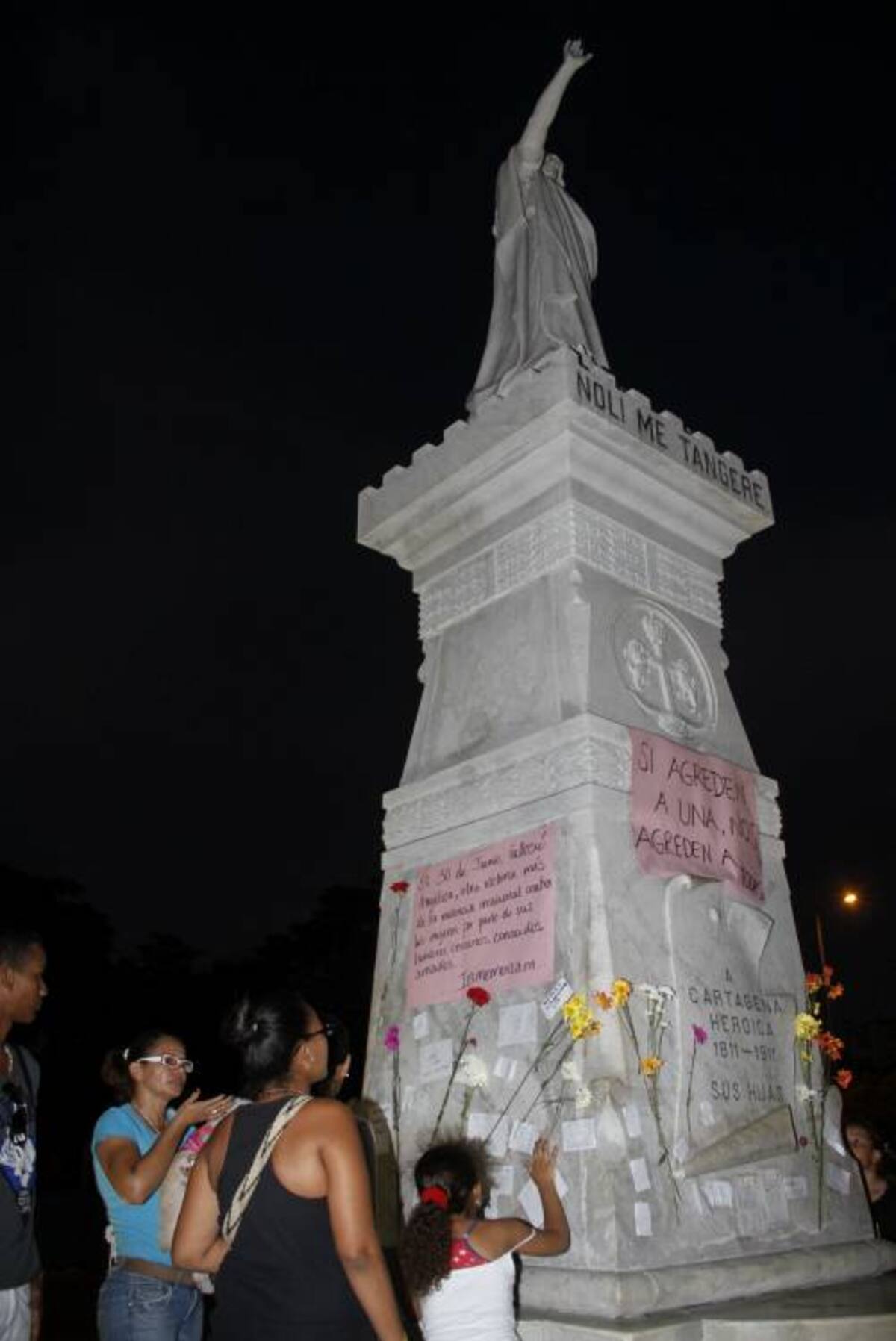 Las personas que se encontraban apoyando la causa denunciaron que varios policías se aceraron para retirar los mensajes que ellos habían pegado en el monumento "Noli Me Tangere". ÓSCAR DÍAZ ACOSTA- EL UNIVERSAL