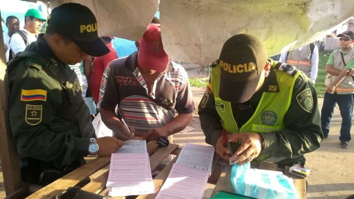 Los vendedores reciben una amonestación por ocupar ilegalmente espacio público. Cortesía