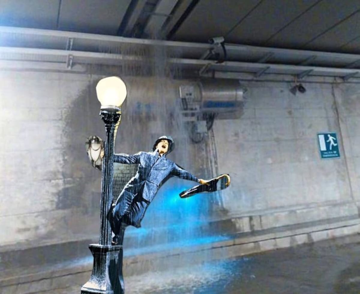 Cantando bajo la lluvia.