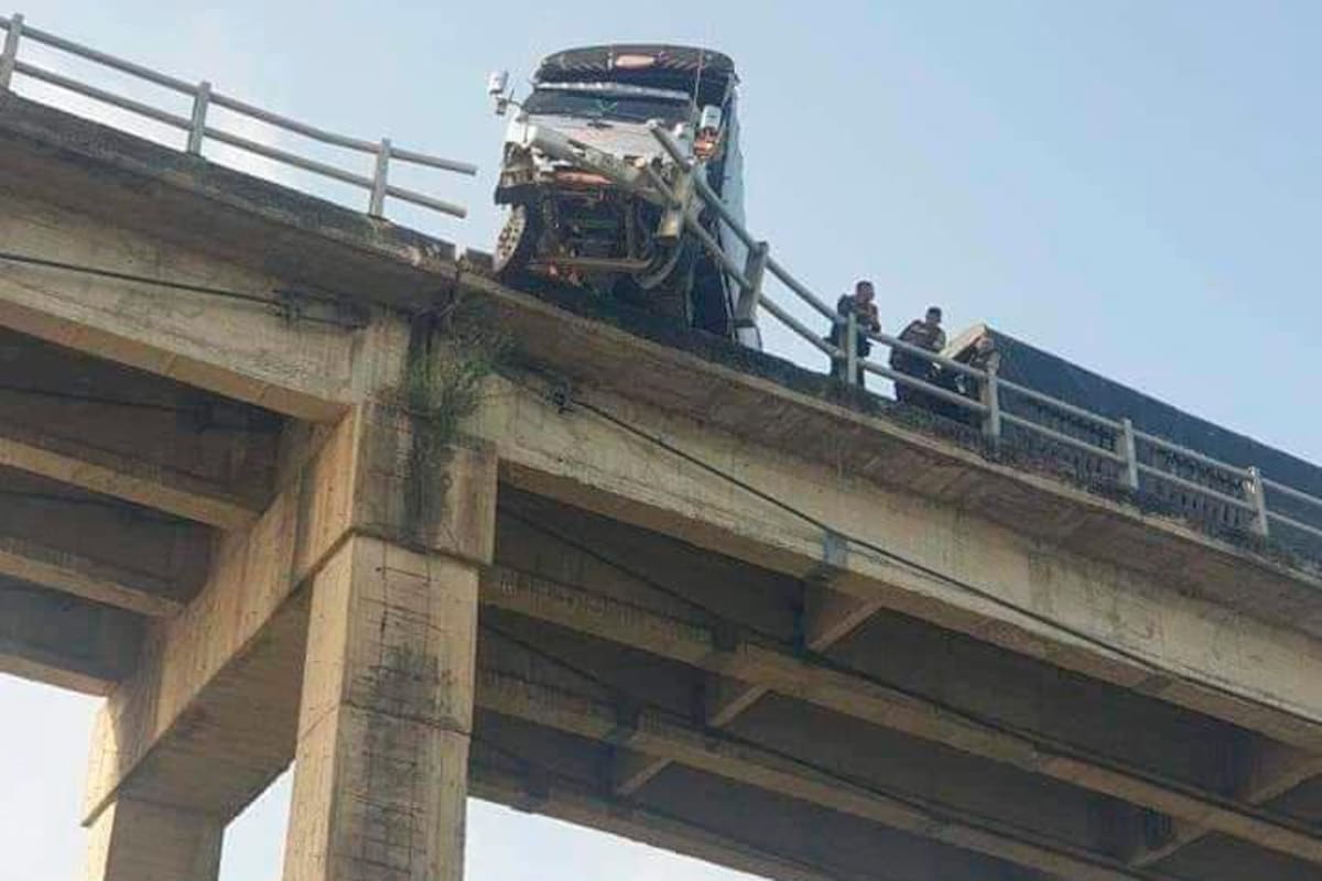 ¡Aterrador! Camión por poco cae al vacío en puente de Calamar