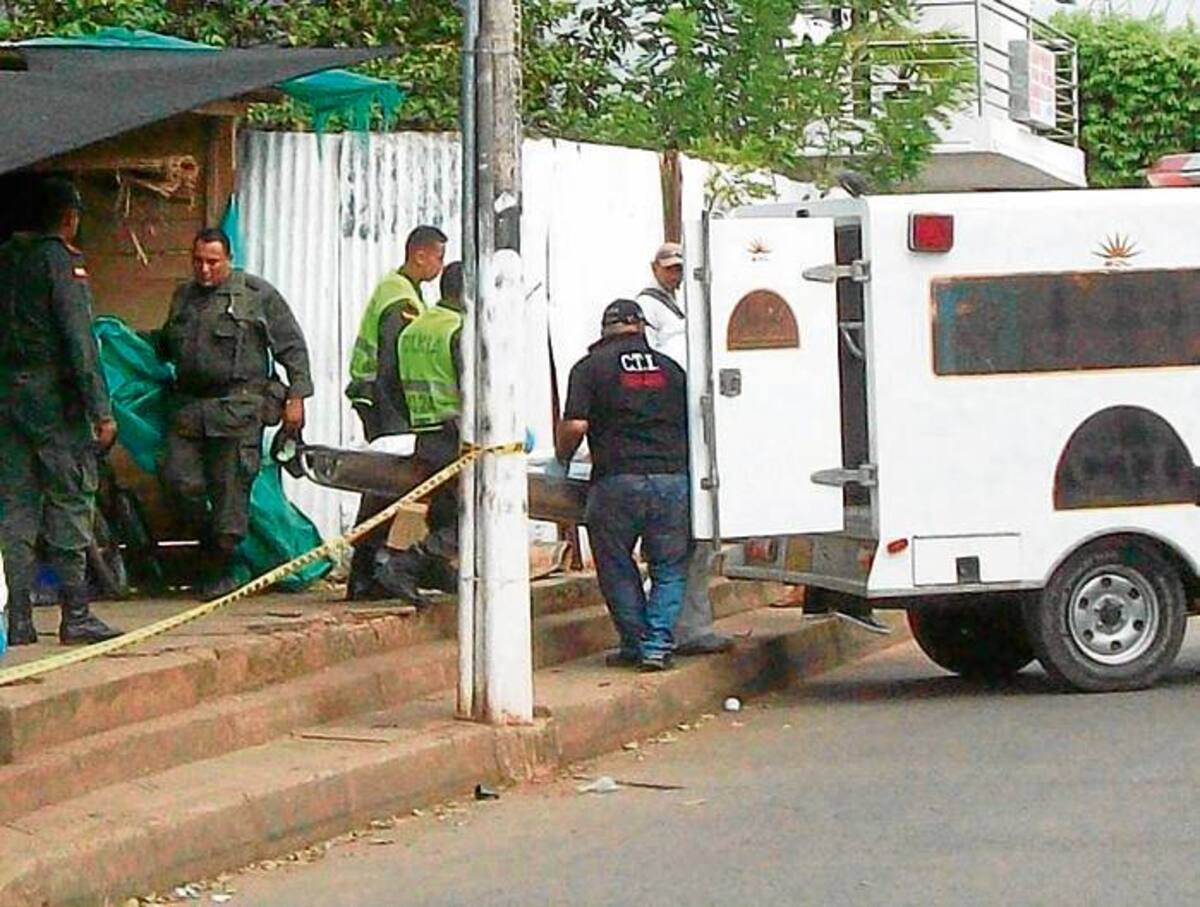 Momentos en que el cadáver de Jorge Causil era sacado del interior del local donde fue asesinado de dos hachazos.
