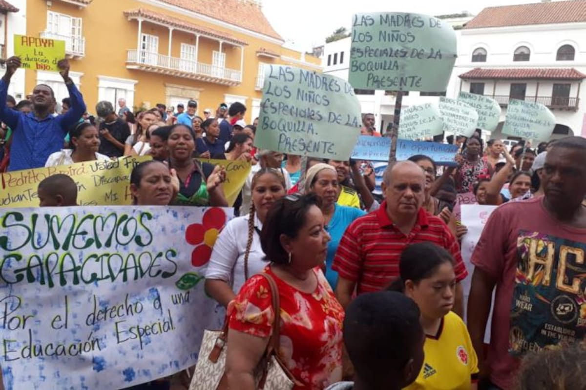 Padres de niños especiales protestan por el derecho a la educación