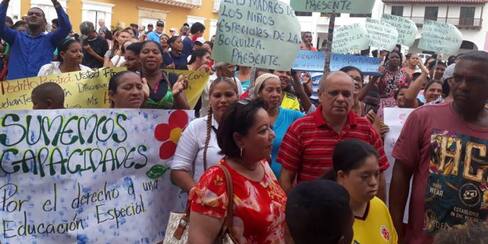 Padres de niños especiales protestan por el derecho a la educación