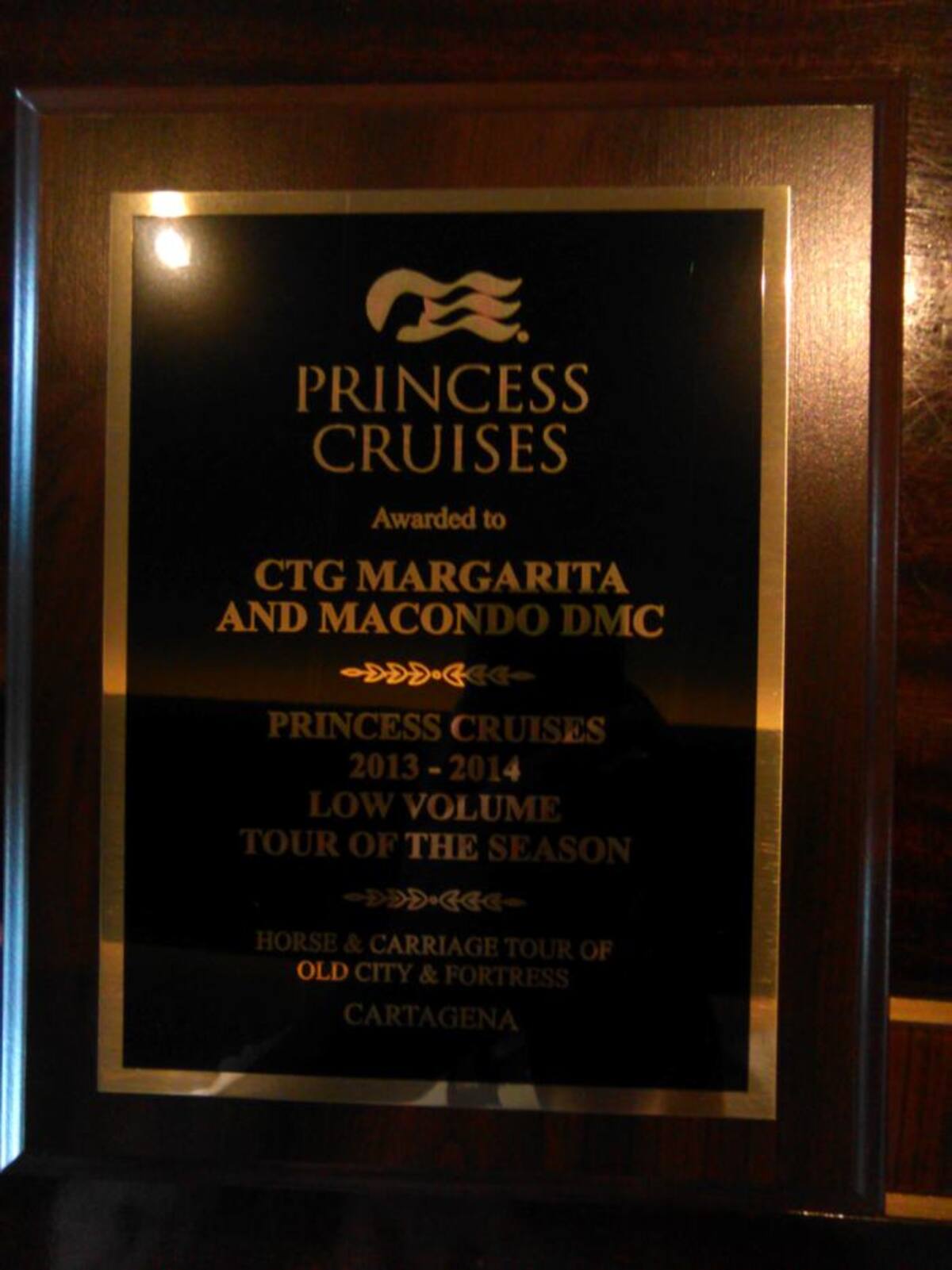 Por ofrecer una experiencia memorable a los viajeros de la línea de cruceros Princess, el “tour de coches de caballos” recibió la placa “Low Volume Tour of the Season”. Cortesía