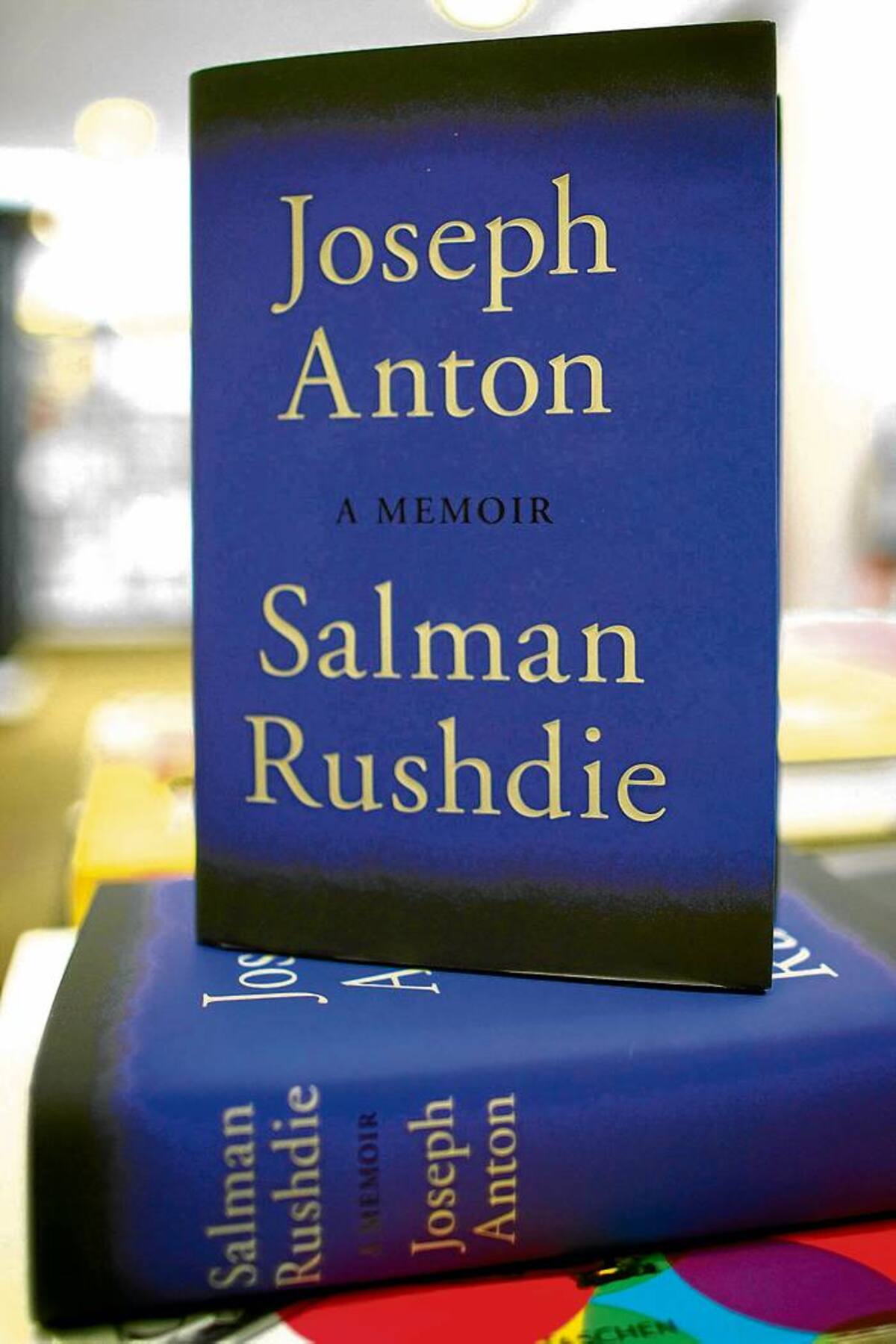 El más reciente libro de Salman Rushdie. AFP