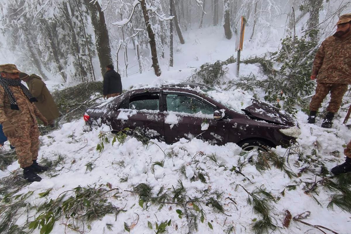 Turistas atrapados en tormenta de nieve mueren congelados en Pakistán